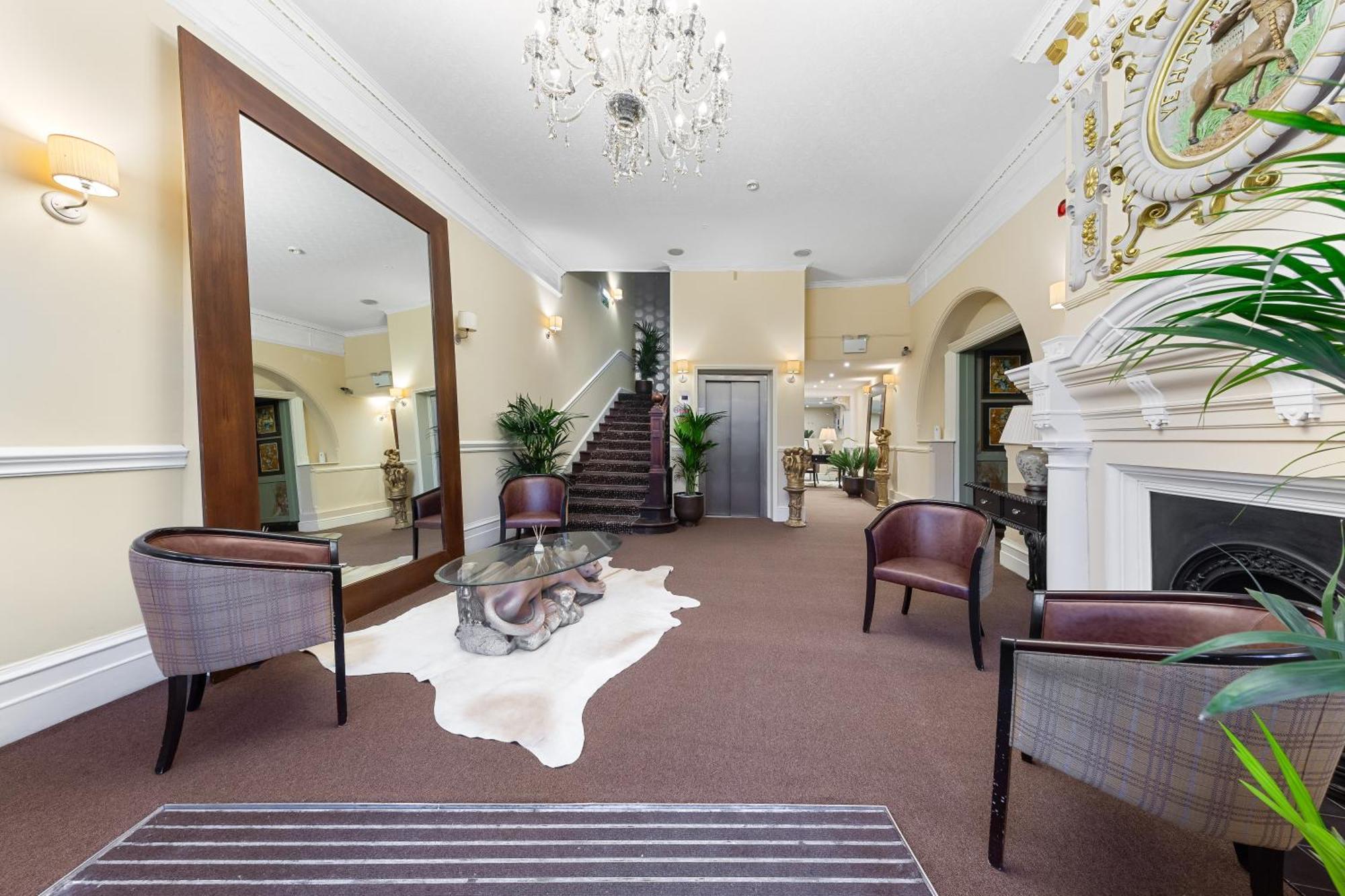 Harte & Garter Apartment Windsor Exterior photo